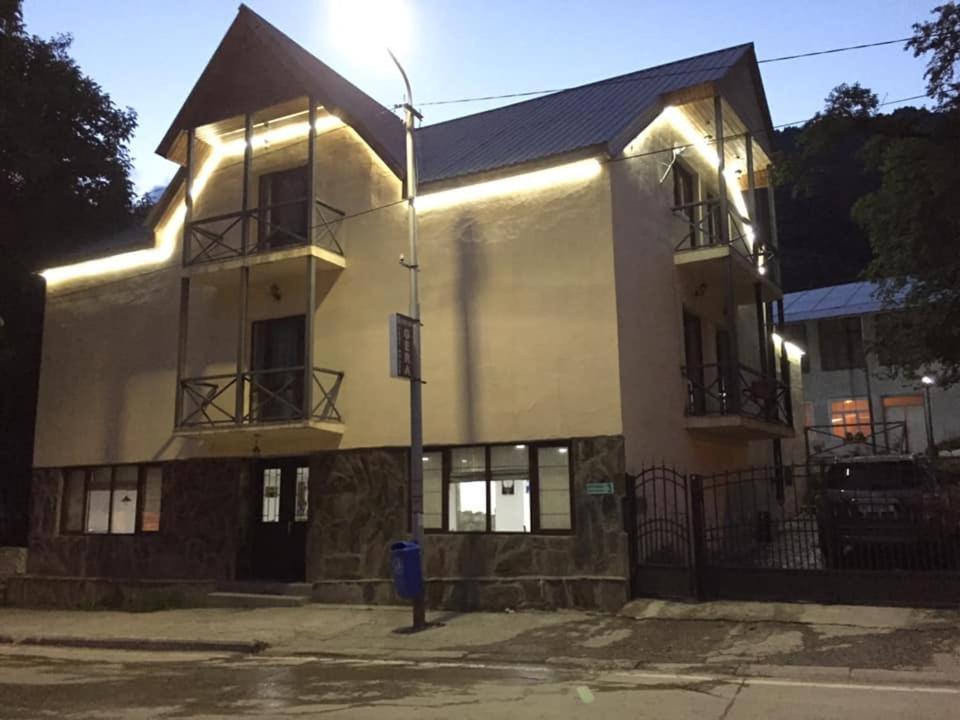Guesthouse Gera Mestia Ngoại thất bức ảnh
