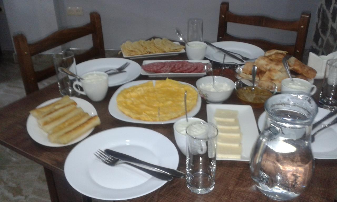 Guesthouse Gera Mestia Ngoại thất bức ảnh